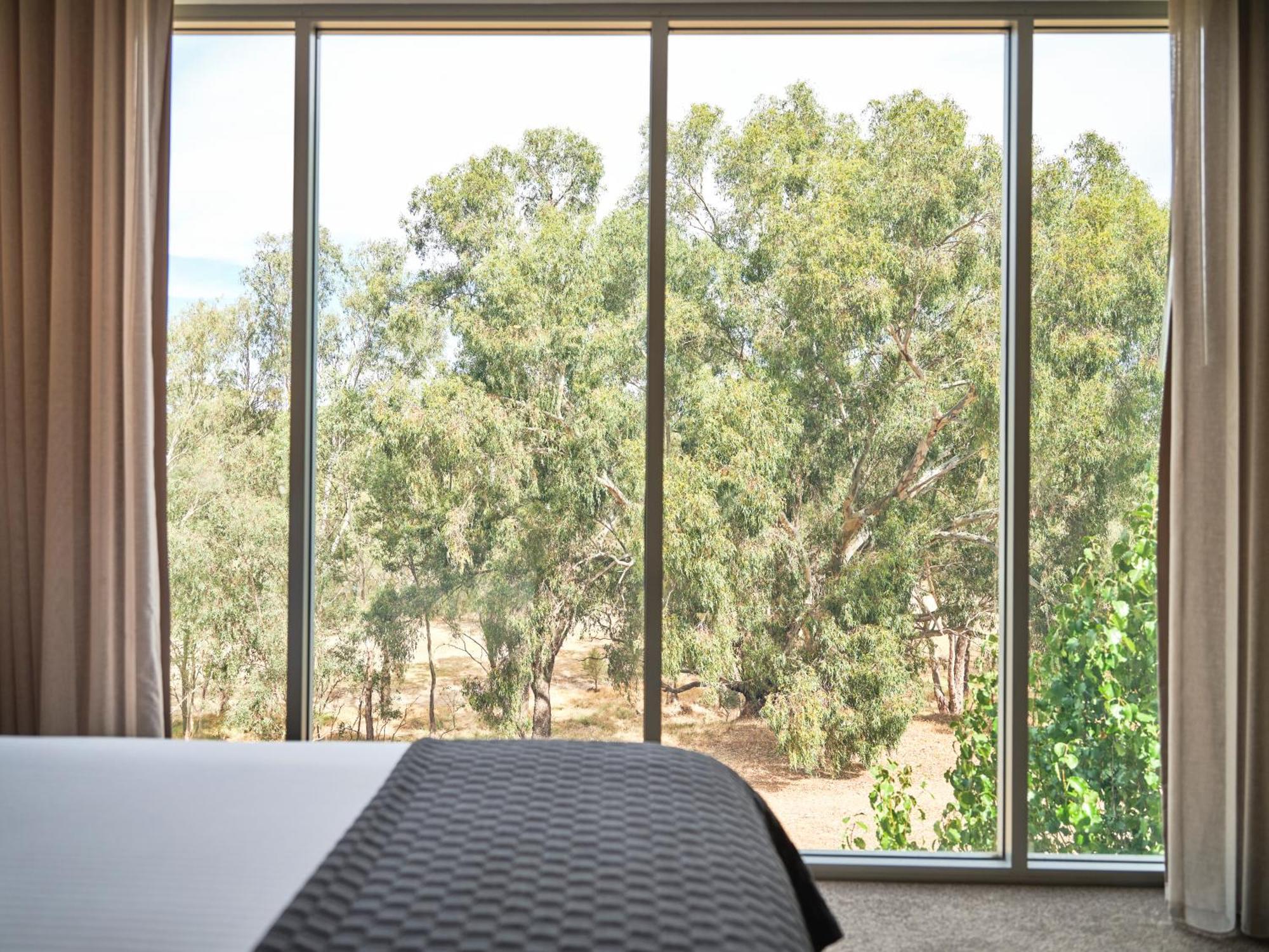 曼顿殖民地酒店 West Swan 外观 照片 A view of the Olive Grove from the bedroom