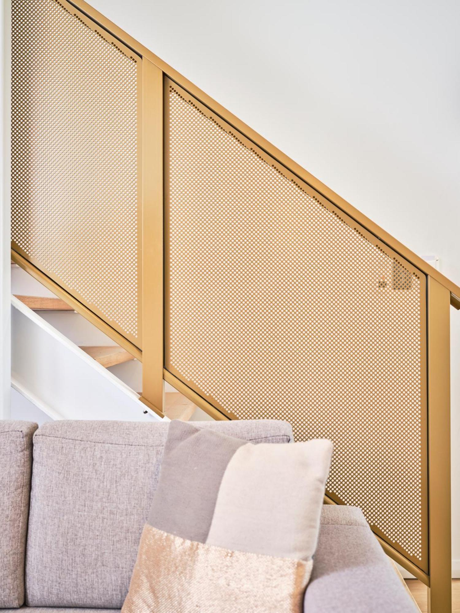 曼顿殖民地酒店 West Swan 外观 照片 A perforated metal stairwell