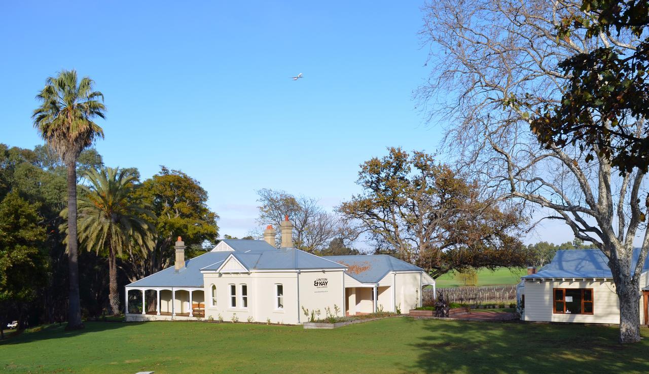 曼顿殖民地酒店 West Swan 外观 照片 The former station master's house at the station