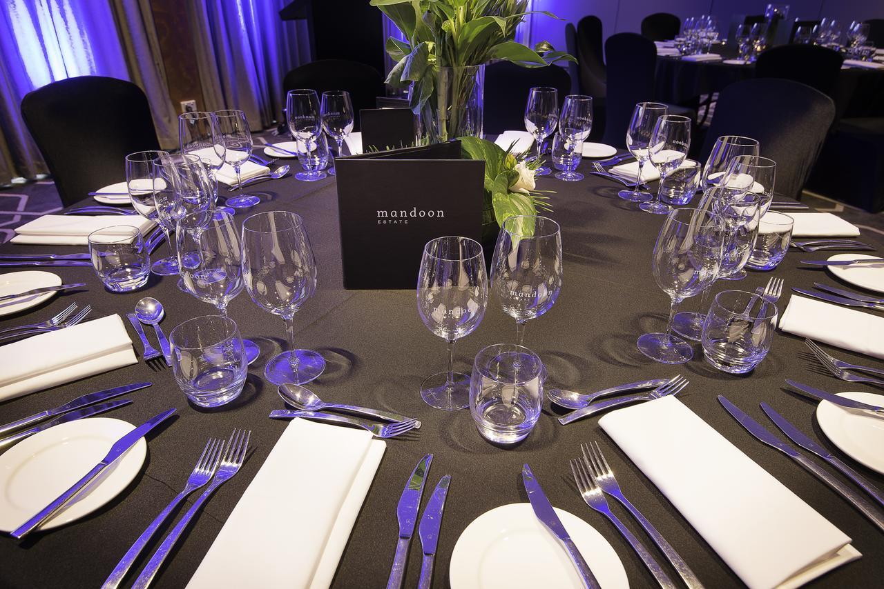 曼顿殖民地酒店 West Swan 外观 照片 A table set for a formal dinner