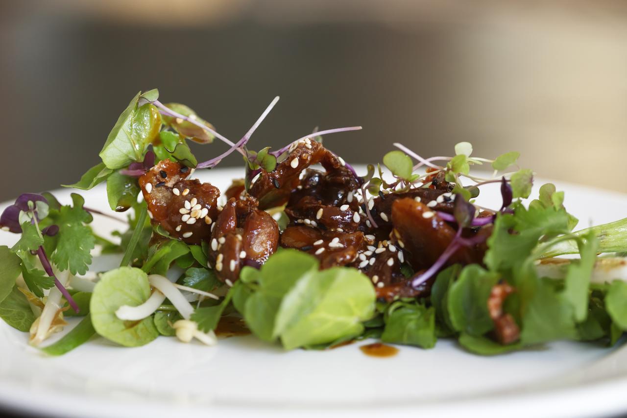 曼顿殖民地酒店 West Swan 外观 照片 A salad with sesame seeds